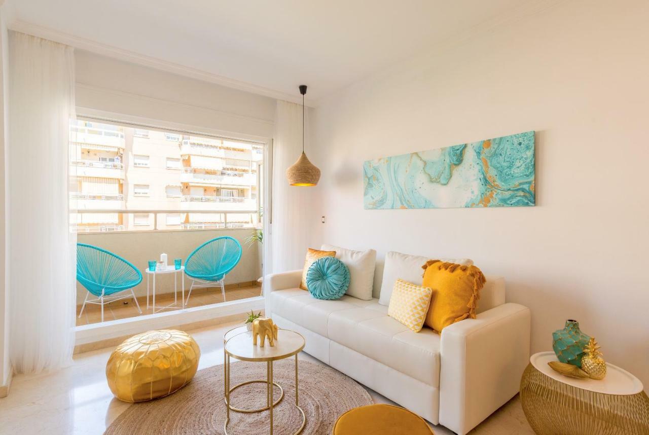 Charming Apartment On The Beach - Pool And Parking Малага Экстерьер фото