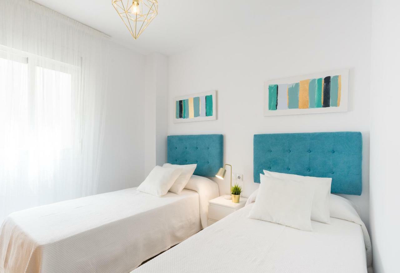 Charming Apartment On The Beach - Pool And Parking Малага Экстерьер фото