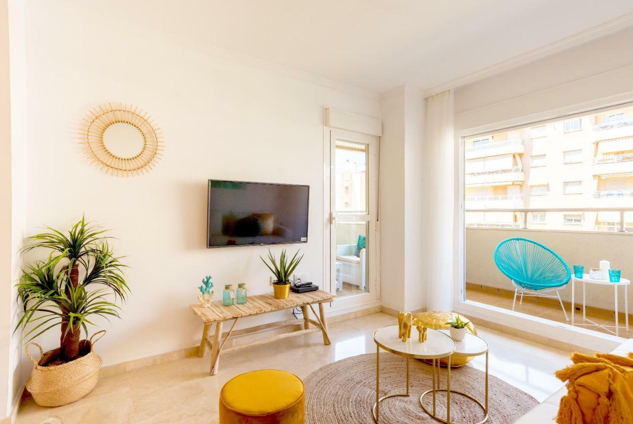 Charming Apartment On The Beach - Pool And Parking Малага Экстерьер фото