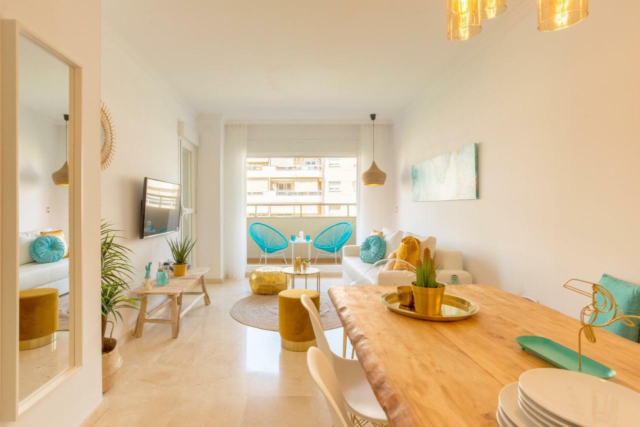Charming Apartment On The Beach - Pool And Parking Малага Экстерьер фото