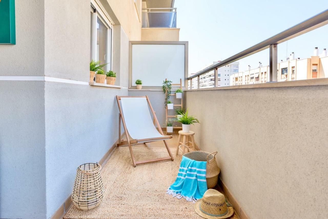 Charming Apartment On The Beach - Pool And Parking Малага Экстерьер фото
