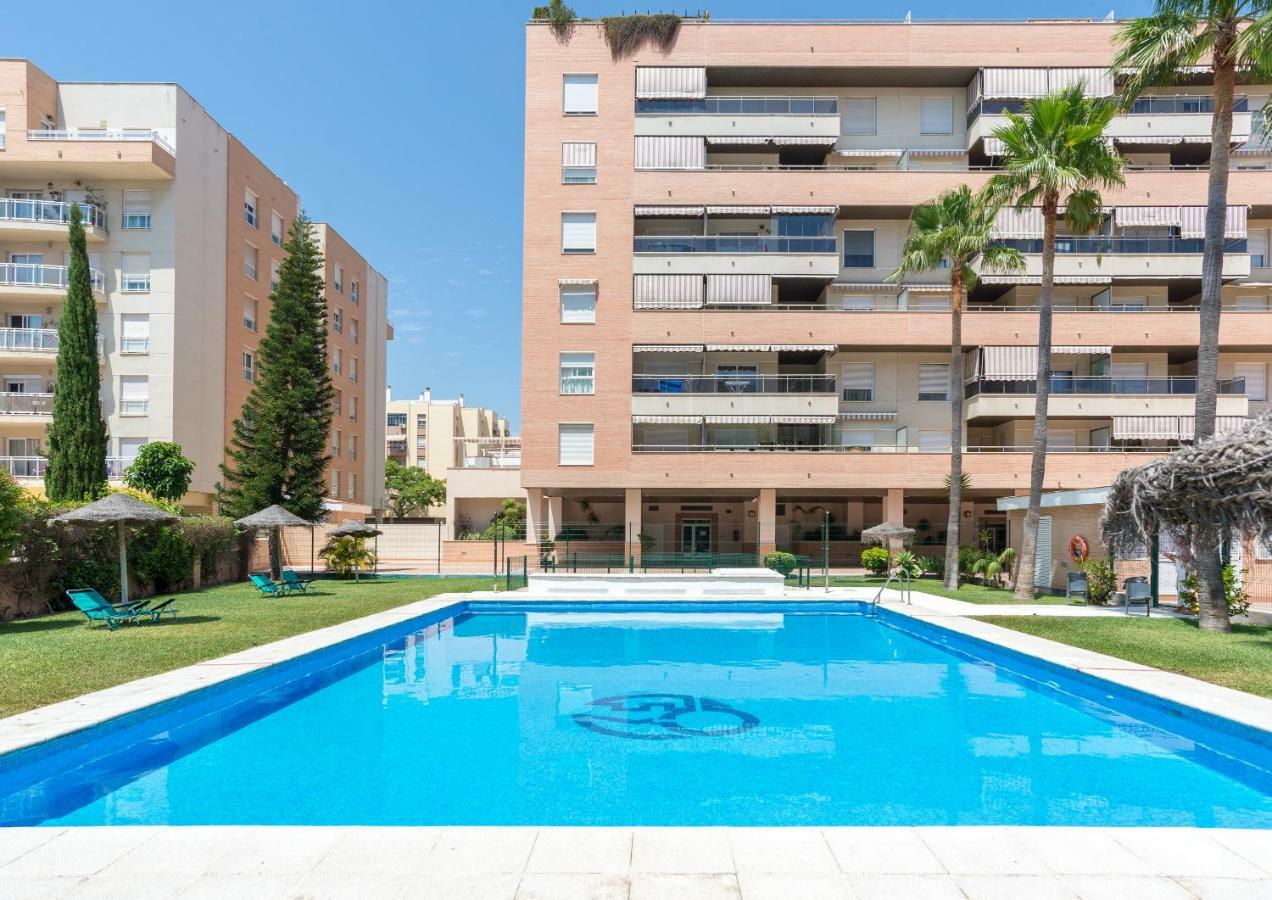 Charming Apartment On The Beach - Pool And Parking Малага Экстерьер фото